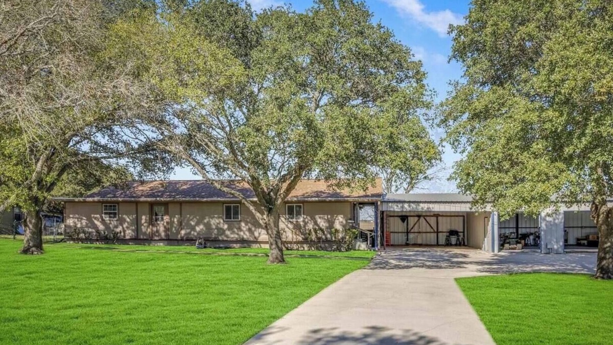 Converse House | Schertz Country Farmhouse on 1 acre with Gameroom