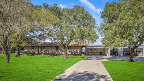 Converse House | Schertz Country Farmhouse on 1 acre with Gameroom