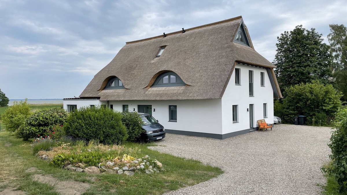 Ostseebad Ahrenshoop Apartment | Schilfhus Ahrenshoop, modern vacation apartment in a thatched house on the waterfront