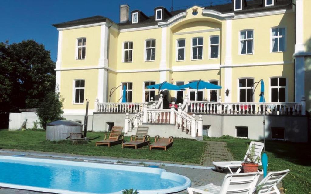Schmuggerow House | Schloss Schmuggerow