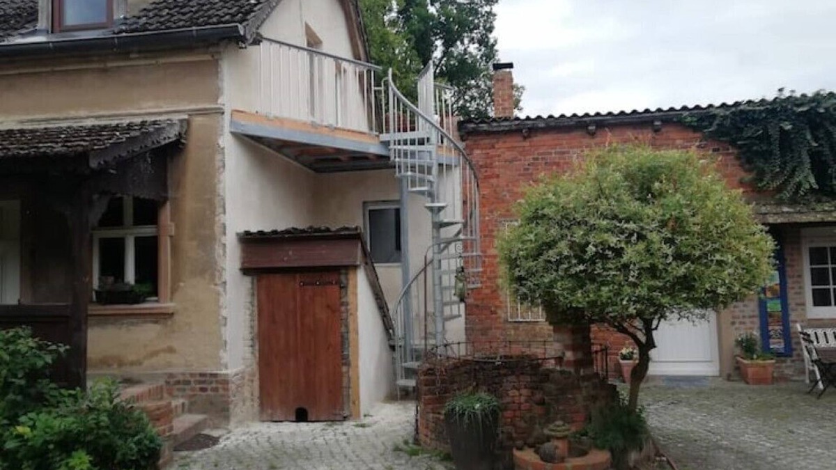 Steinhoefel Apartment | Schlossblick: Küche Kamin Parken Hofladen