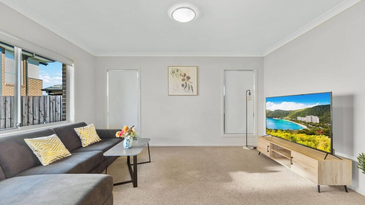 Schofields House | Schofields 4Bedroom House -Parking & Cooking