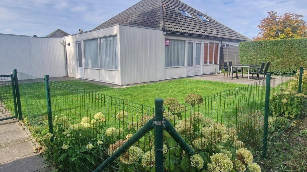 Breskens House | Schoneveld 157 of type Duinroos located at the Schoneveld holiday park is built as a 4 under a roof House and is very practical and cosy. The House is particularly suitable for 1 to 4 people.