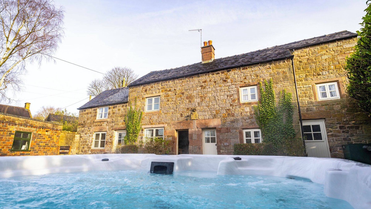 Leek Cottage | School House; cosy cottage, hot tub, Peak District