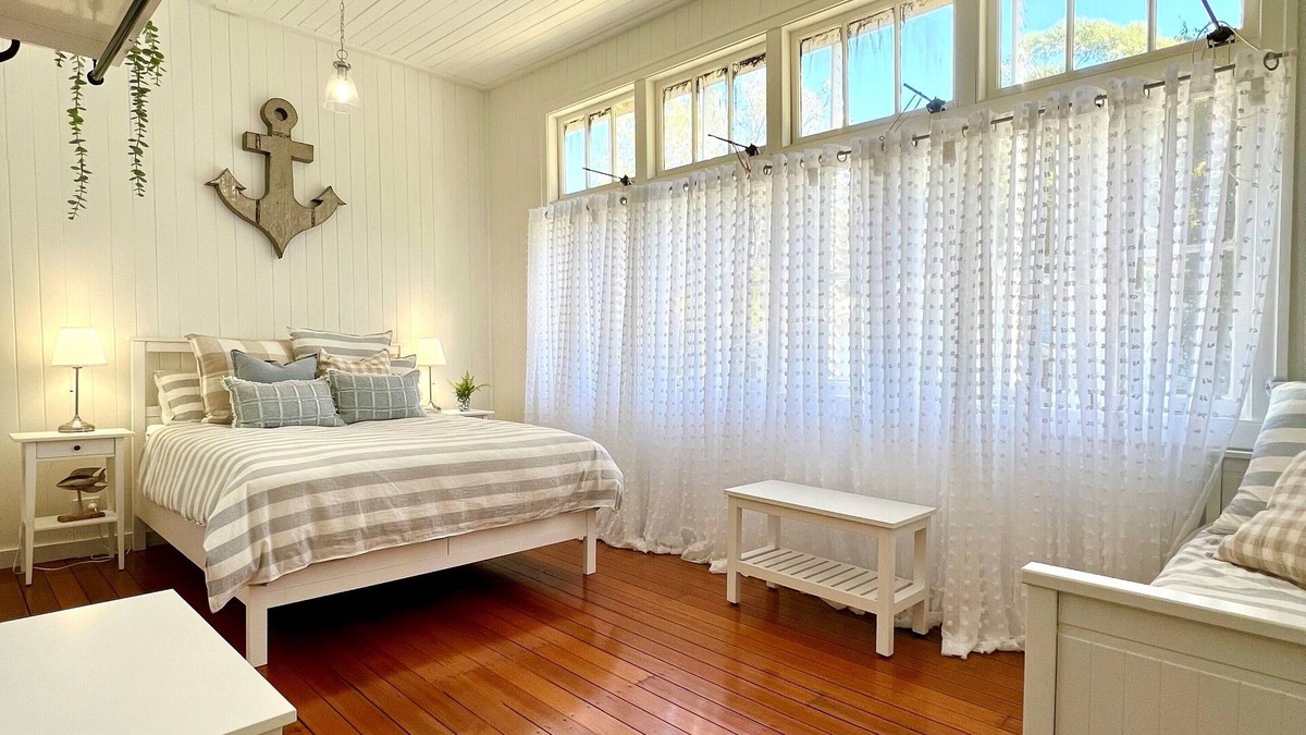 Somerset Dam House | Schoolhouse Somerset Dam - Sleeps 16!