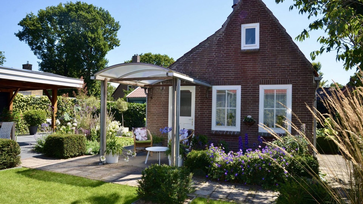 Schoorldam House | SCHOORL: Pretty little holiday house with a beautiful garden and covered veranda.