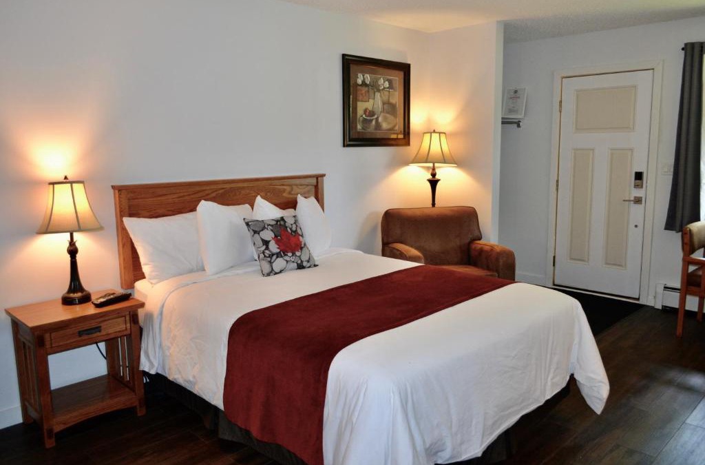 Sundre Hotel | Schott's Lake Conference & Resort