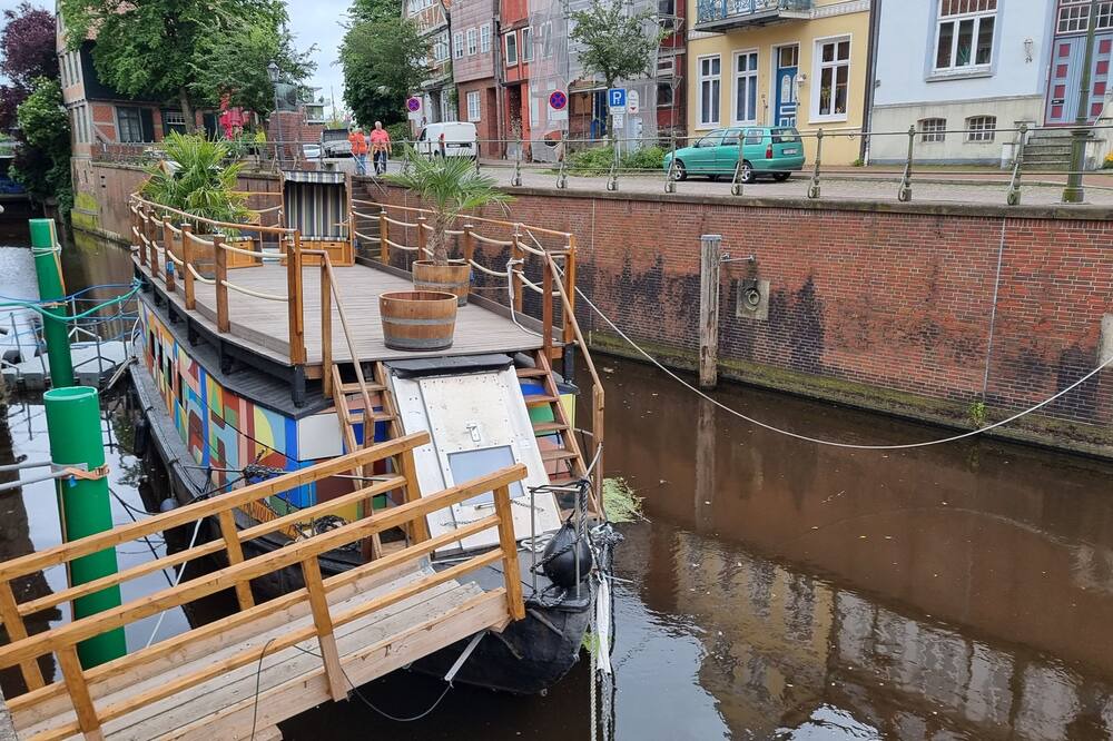 Stade Boat Rental | Schute Kunstkudder in the Hansehafen - Houseboat Kunstkudder in the Hansehafen in Stade