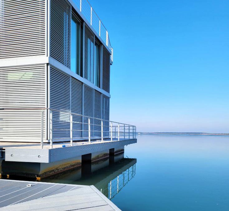 Geierswalde Villa | schwimmendes Ferienhaus Silent