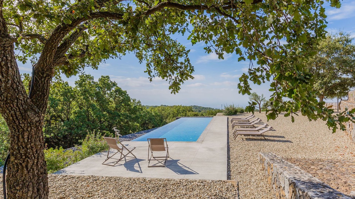 Ragalna House | Sciaraviva, characteristic Sicilian house surrounded by an organic vineyard.
