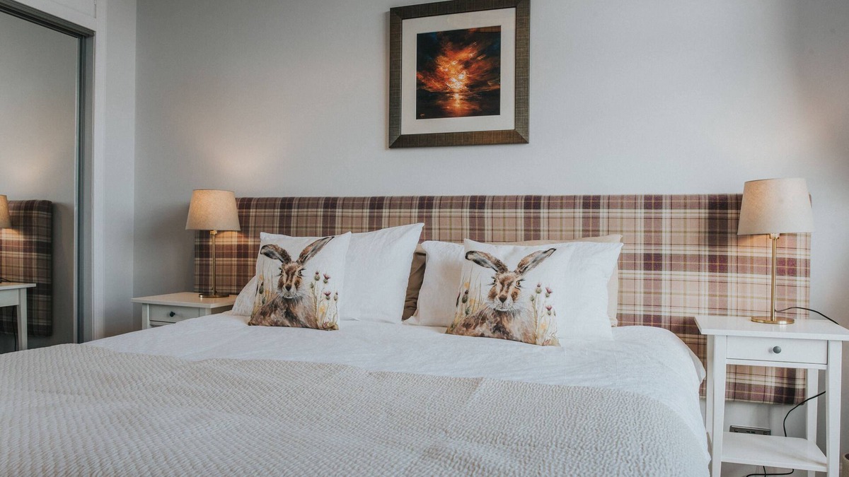 West End Apartment | Scottish Apartment with Amazing Castle Views