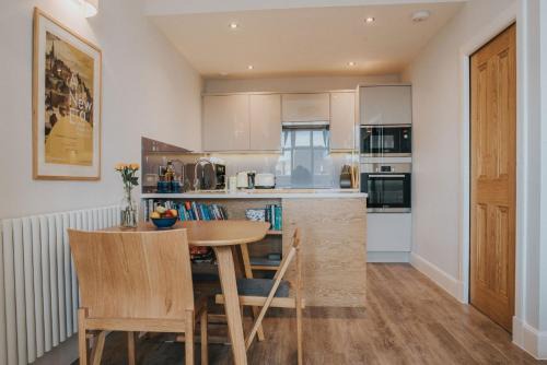 West End Apartment | Scottish Apartment with Amazing Castle Views