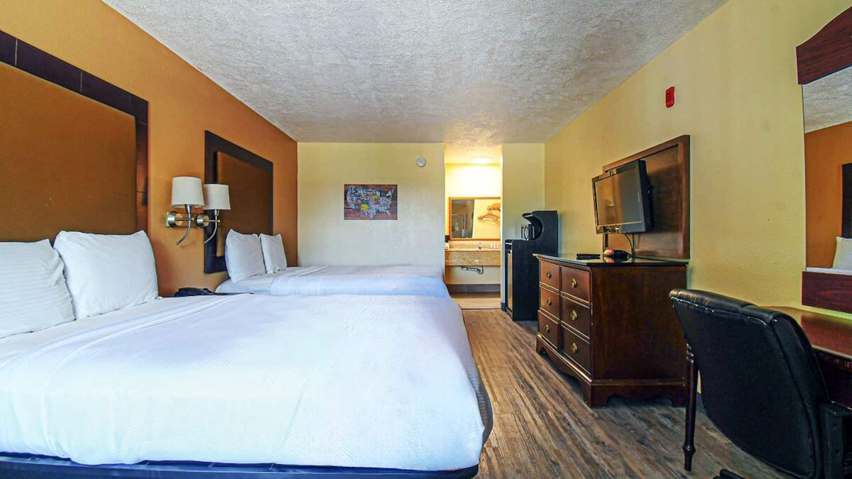 Conroe Hotel | Scottish Inns & Suites Shenandoah Woodlands Mall, Two Queen Room, Free Parking