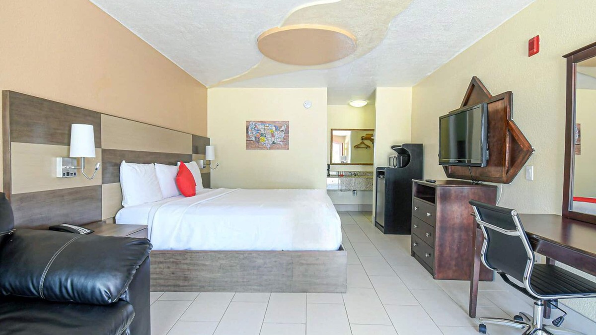 Conroe Hotel | Scottish Inns & Suites Shenandoah Woodlands Mall, King Suite, Free Parking