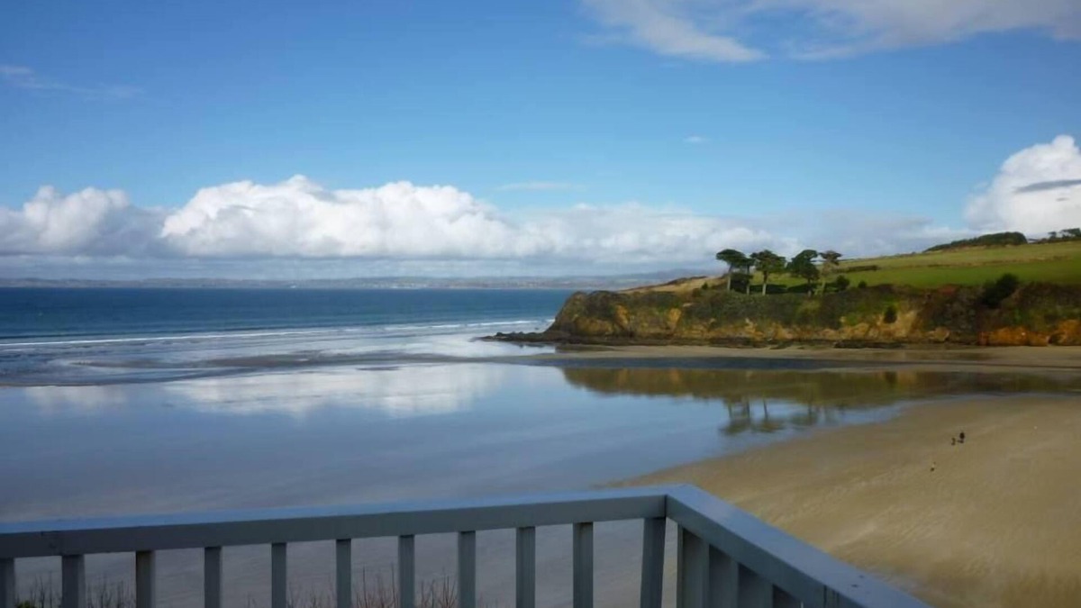 Douarnenez Apartment | Sea and sand in large screan.