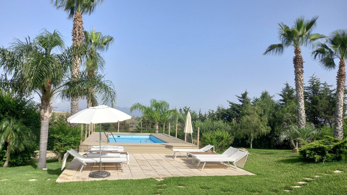 Partinico Apartment | Sea apartment in villa with swimming pool.