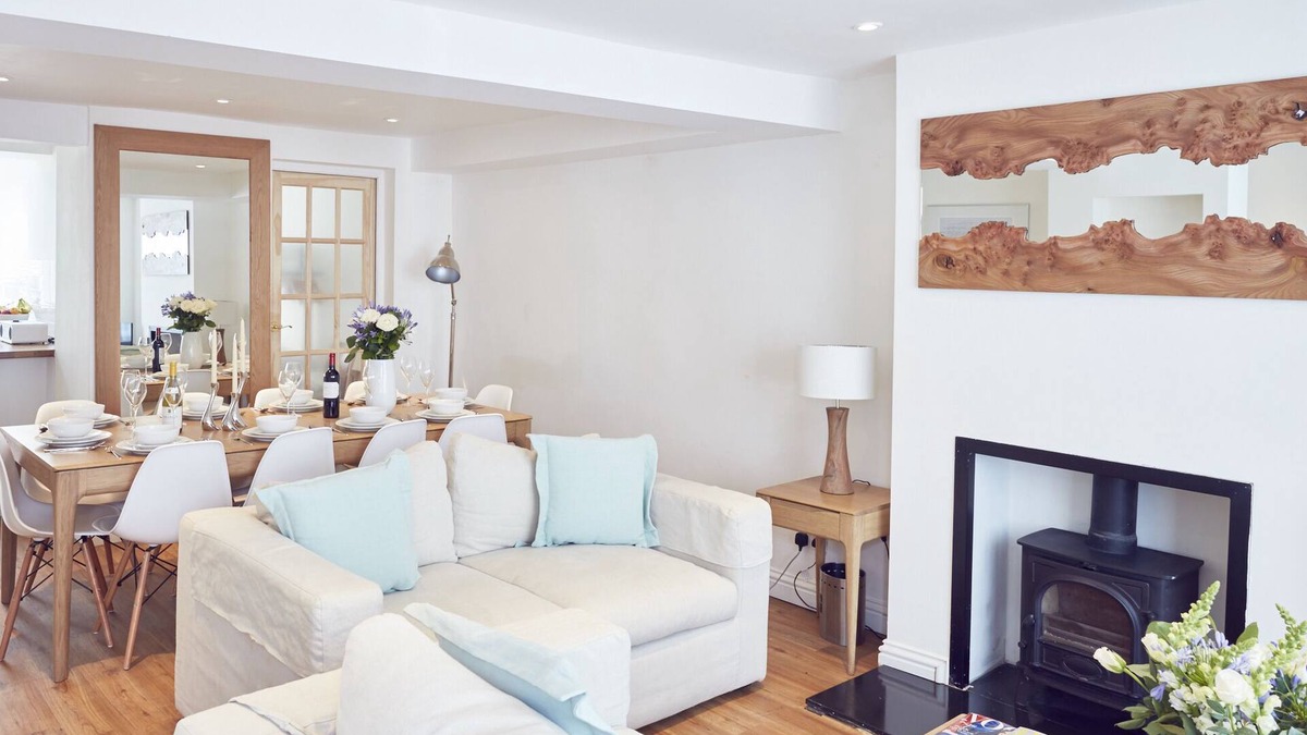 Montpelier House | Sea Breeze 3 bed cottage with garden & parking (sleeps 10) by MyHolidayLet