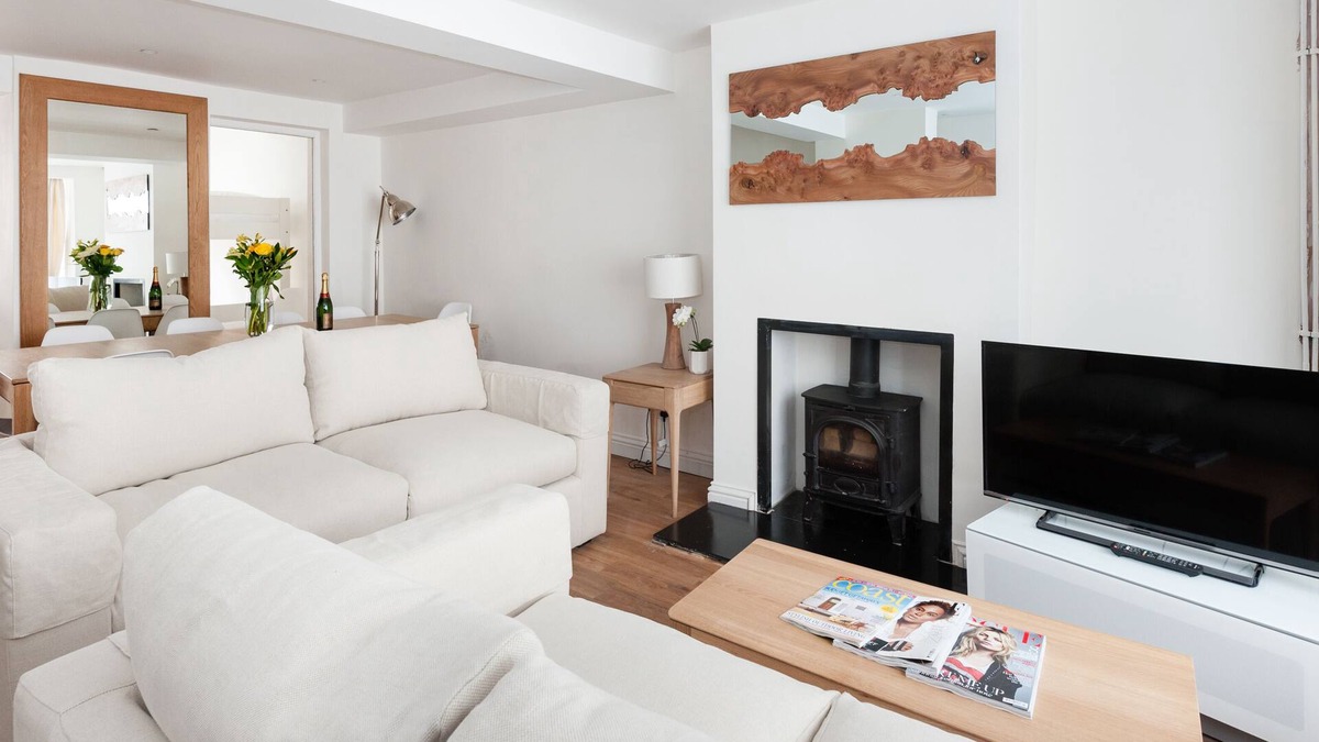 Montpelier House | Sea Breeze, 3 bed cottage with garden & parking (sleeps 10) by MyHolidayLet