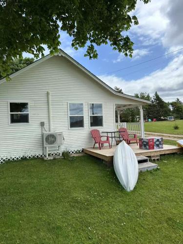 Stanhope Villa | Sea breeze Retreat-3-bedroom watterfront cottage