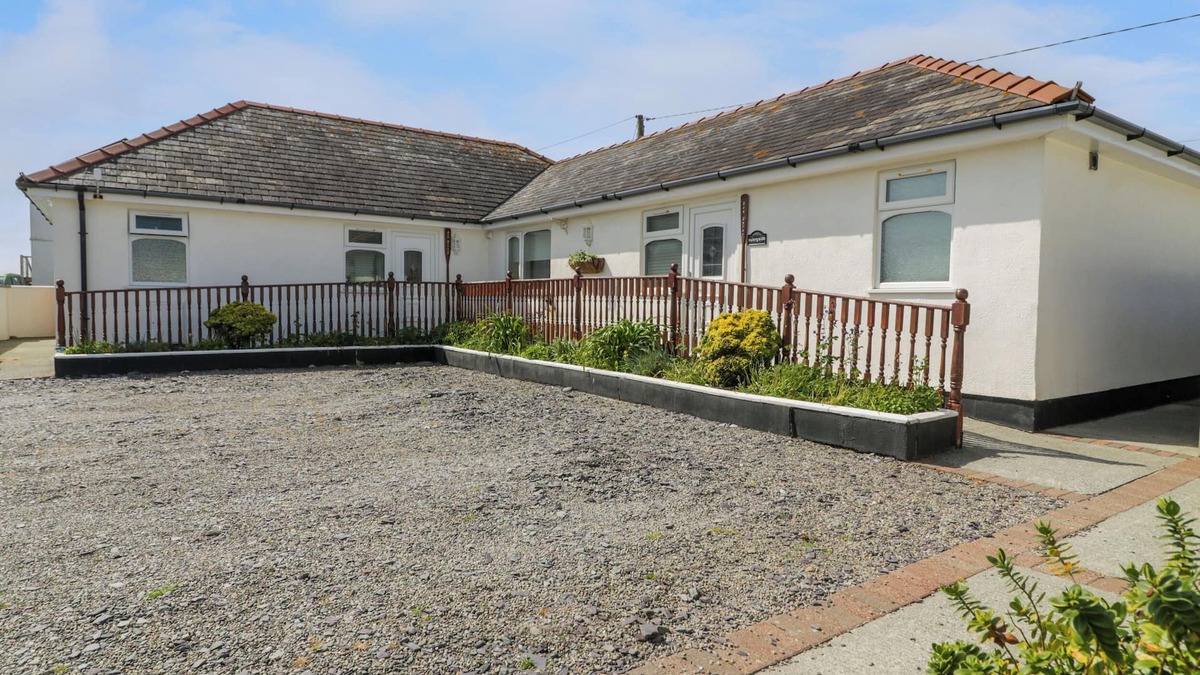 Dinas Dinlle House | SEA BREEZE, with a garden in Dinas Dinlle