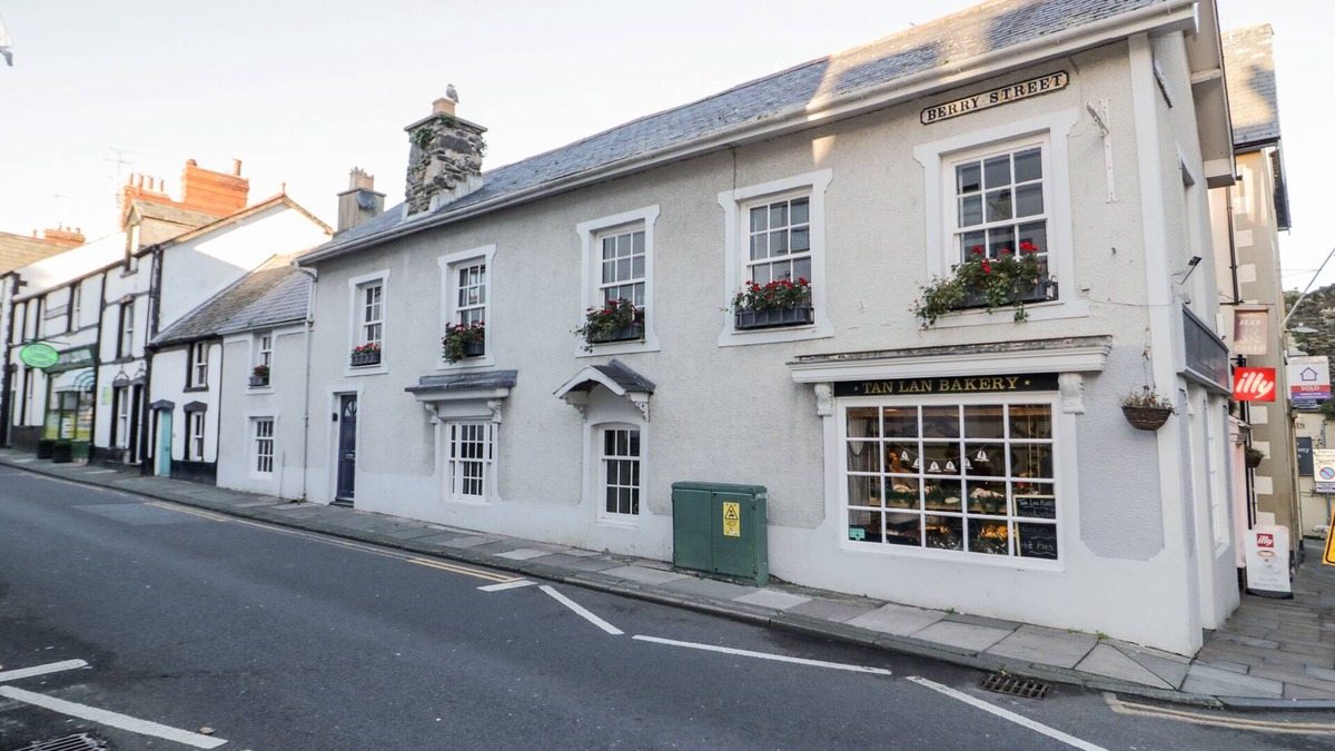 Conwy Cottage | SEA CHEST, pet friendly, character holiday cottage in Conwy