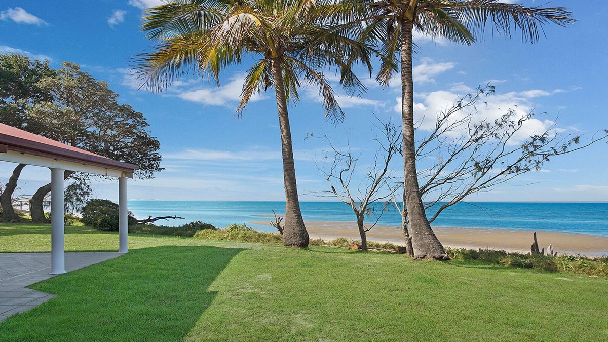 Beachmere House | Sea Cottage - Beachside Paradise