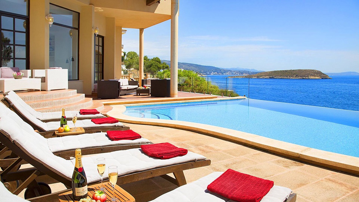 Calvia Villa | Sea Front, Beach 5 mins, Large Heated Jacuzzi , 2 WiFis, Games/Meeting Lounge
