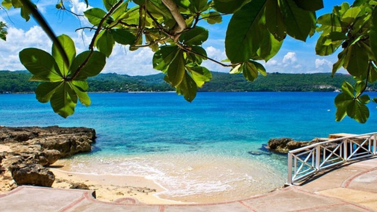 Discovery Bay Villa | SEA GRAPES ON THE BEACH Luxury 6 Bed Beach Villa, Discovery Bay - STAFF INCLUDED