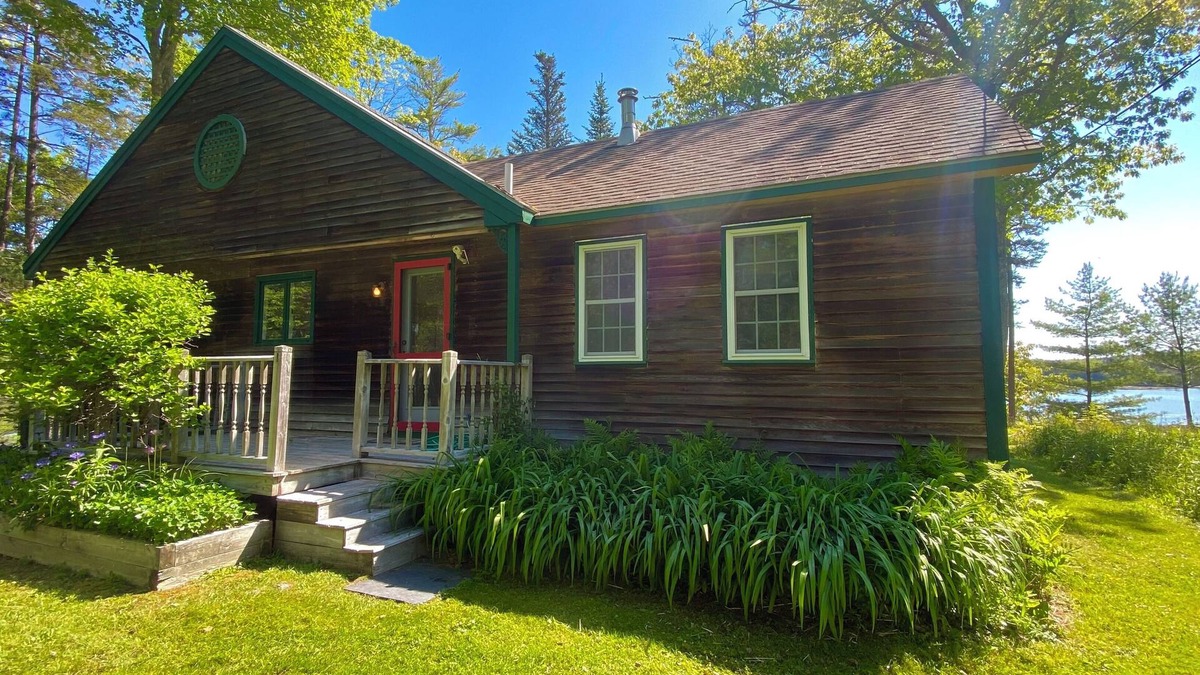 Waldoboro Cottage | Sea Heather Cottage: Sunny Waterfront Escape for Nature Lovers
