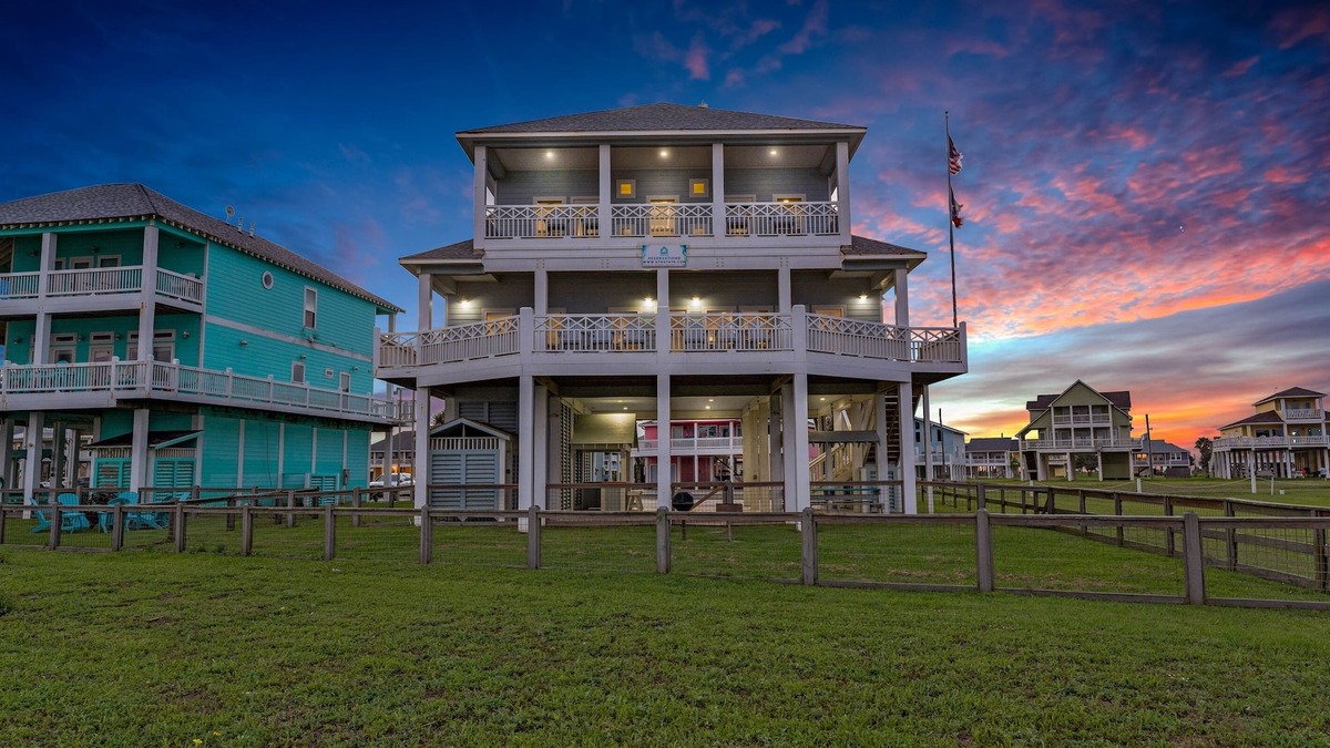 Crystal Beach House | Sea It All | Beachfront | 2 King Primary's
