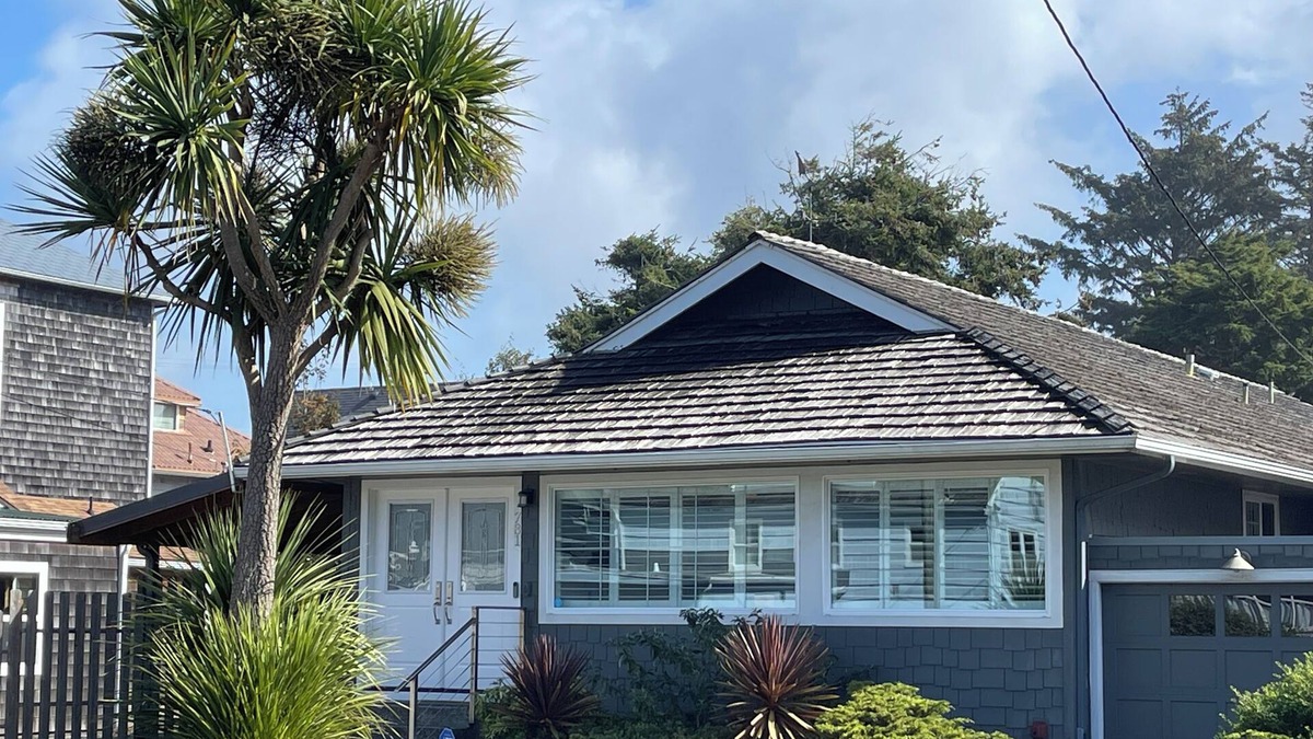 Seaside House | Sea La Vie - Just one block to beach and close walk to downtown!