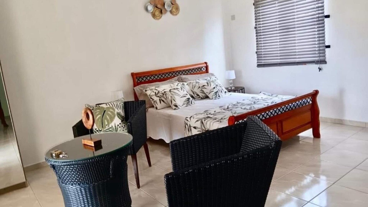 Calodyne House | Sea La Vie Villa Amaillys Grand Gauben5 minutes walk to the beach & amenities