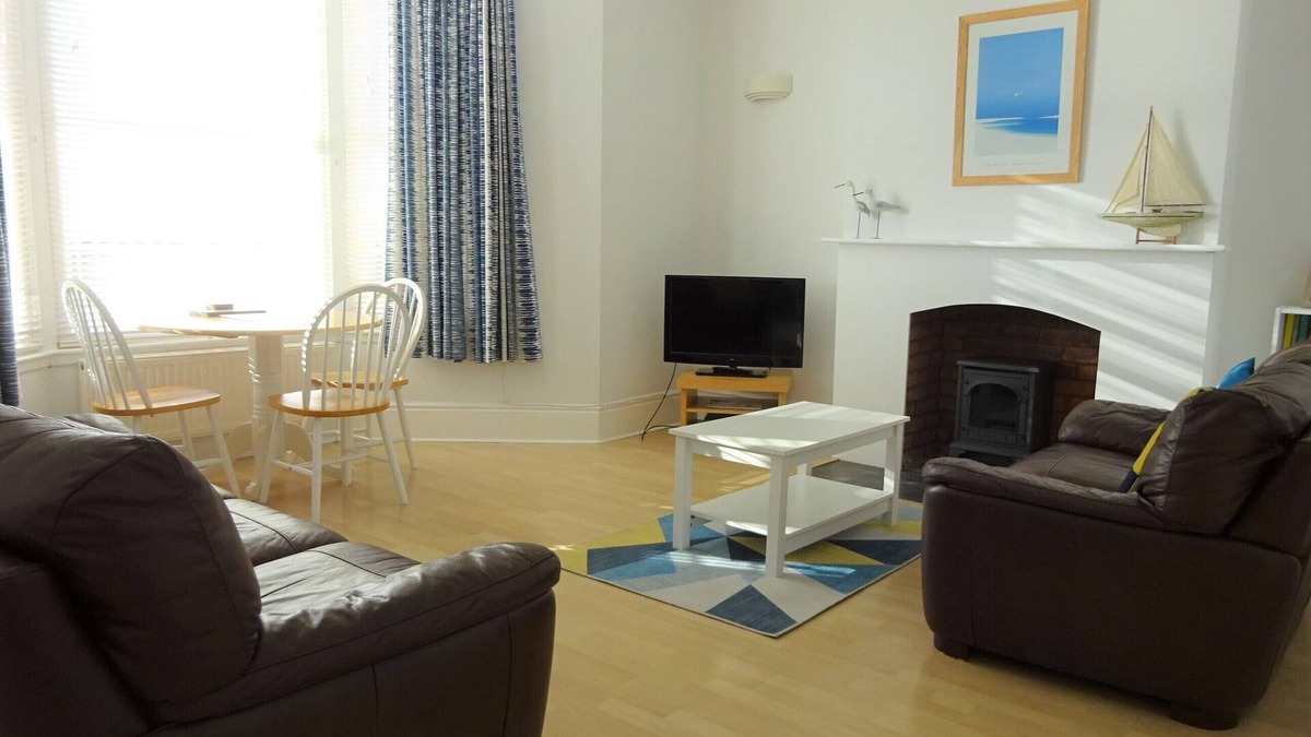 Exmouth Apartment | 'Sea-Lovers' - 2 bedroom flat steps from the Sea!