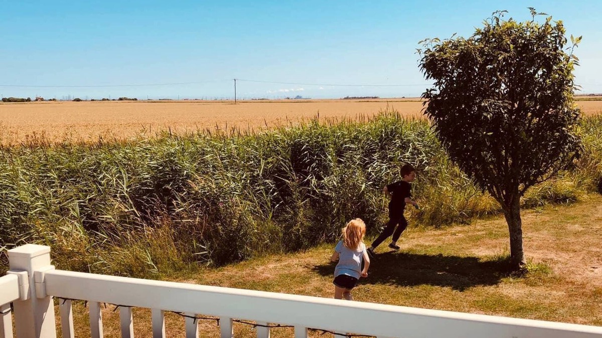 Camber House | Sea 'n' Stars with Views, Decking, Wifi & Netflix