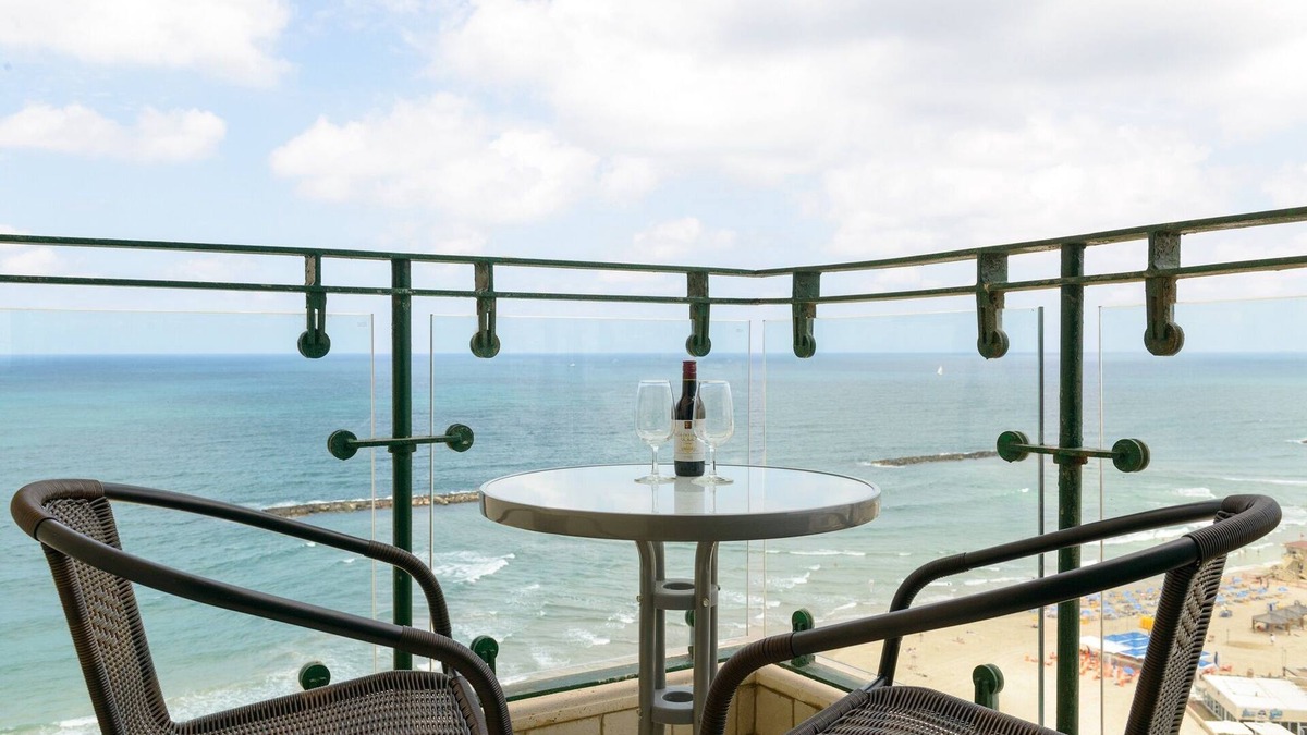 Kerem HaTeimanim Apartment | Sea Pearl – 1 Bedroom Beachfront Apartment