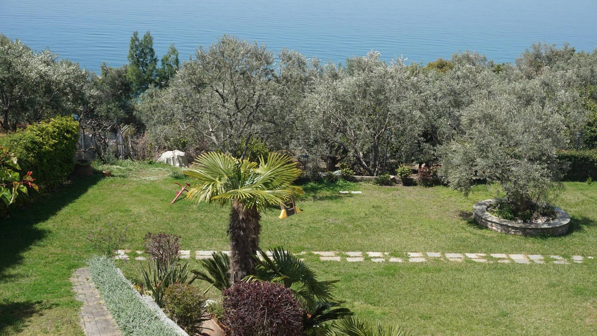 Lefokastron Apartment | Sea side house with magnificent garden