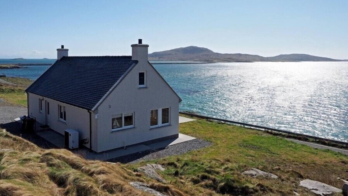 Aisgernis Cottage | SEA SPRAY COTTAGE, family friendly in Daliburgh, Isle Of South Uist