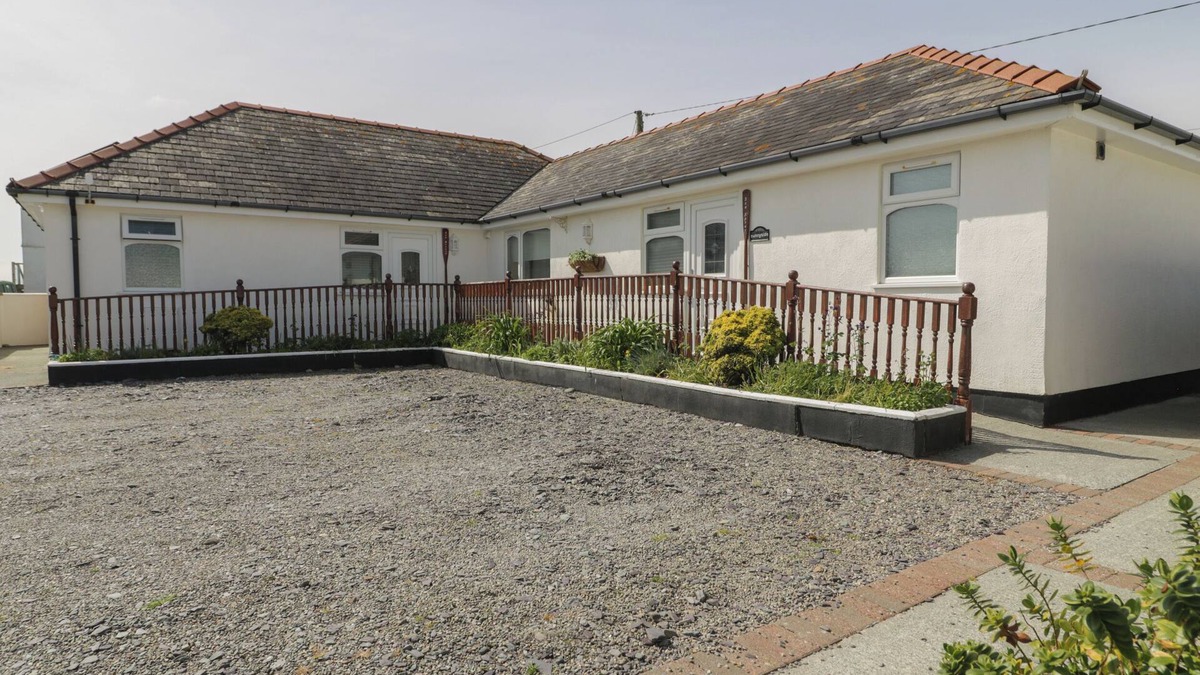 Dinas Dinlle House | SEA SPRAY, with a garden in Dinas Dinlle