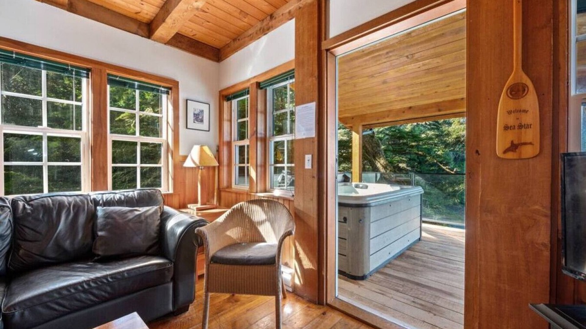 Ucluelet Cabin | Sea Star Endearing Oceanside House with Hot Tub in UkeeTub