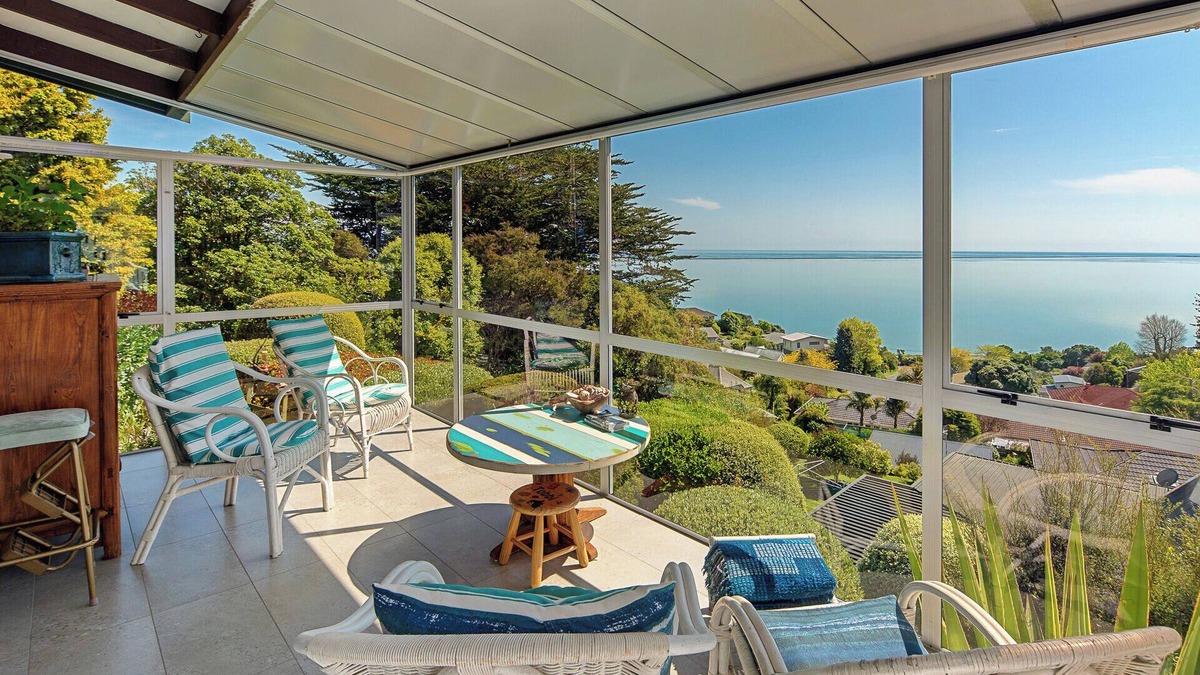 Atawhai House | Sea Tide Views - A Hidden Gem Just Minutes from the City!