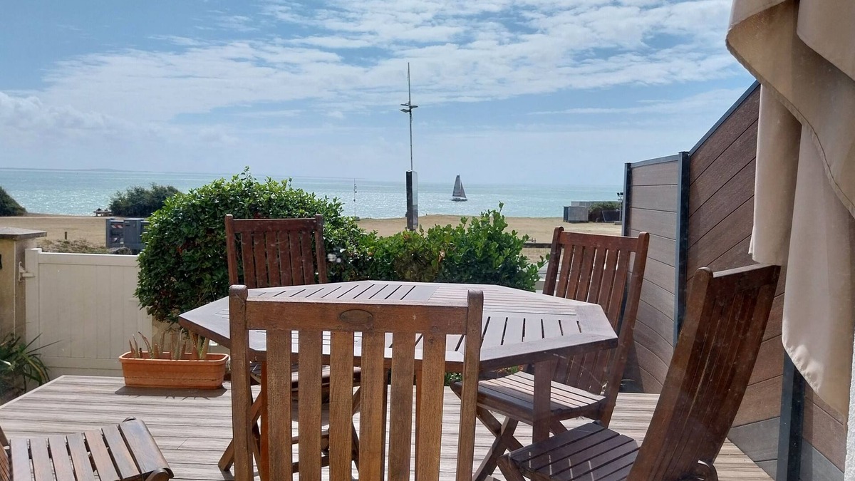 Saint-Palais-sur-Mer Apartment | sea ​view apartment, private walled garden, 1000 m from the beach of the Grande Côte