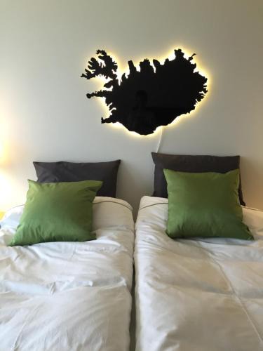 Innri-Njarthvik Villa | Sea View Apartment
