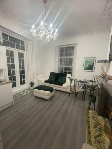 Torquay Apartment | Sea view apartment with large balcony Torquay