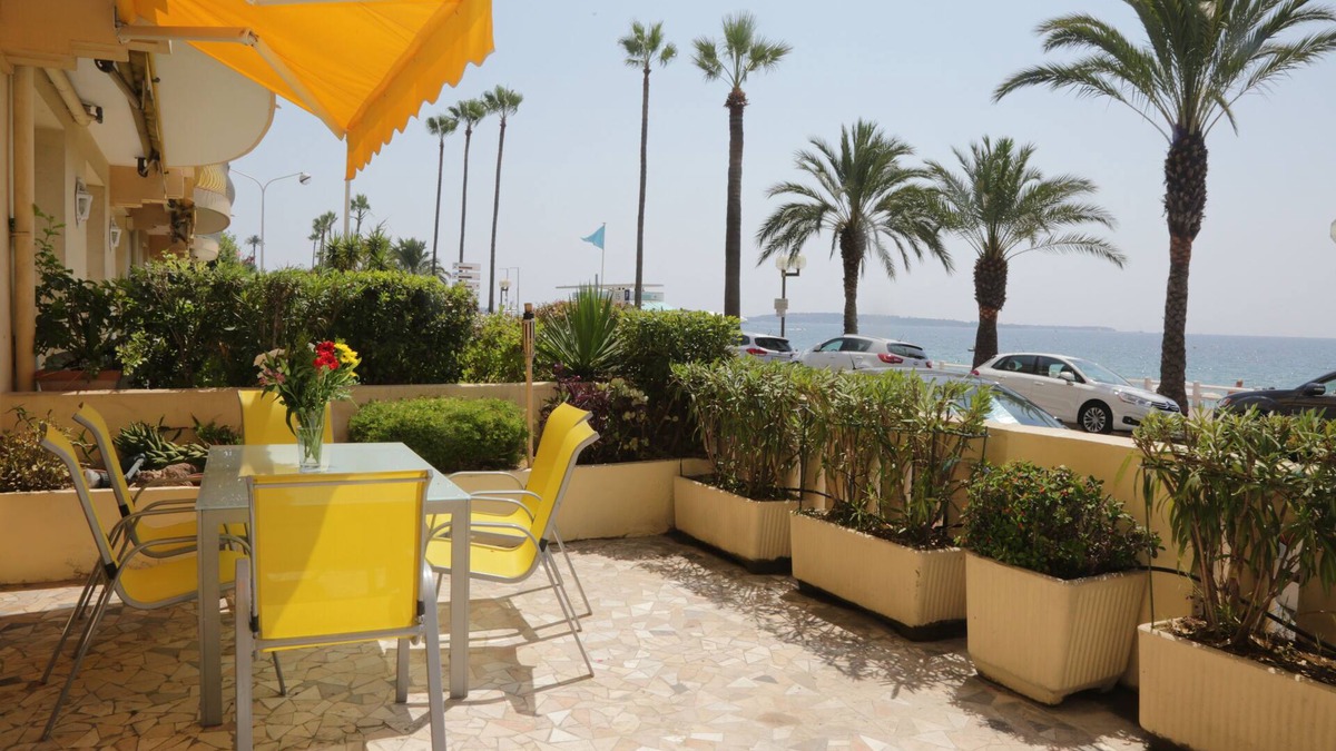 Cannes City Centre Apartment | Sea view, Beach-Front Cannes Apart, Central, 2 Bed/2 Bath,A/C,Parking, Wifi