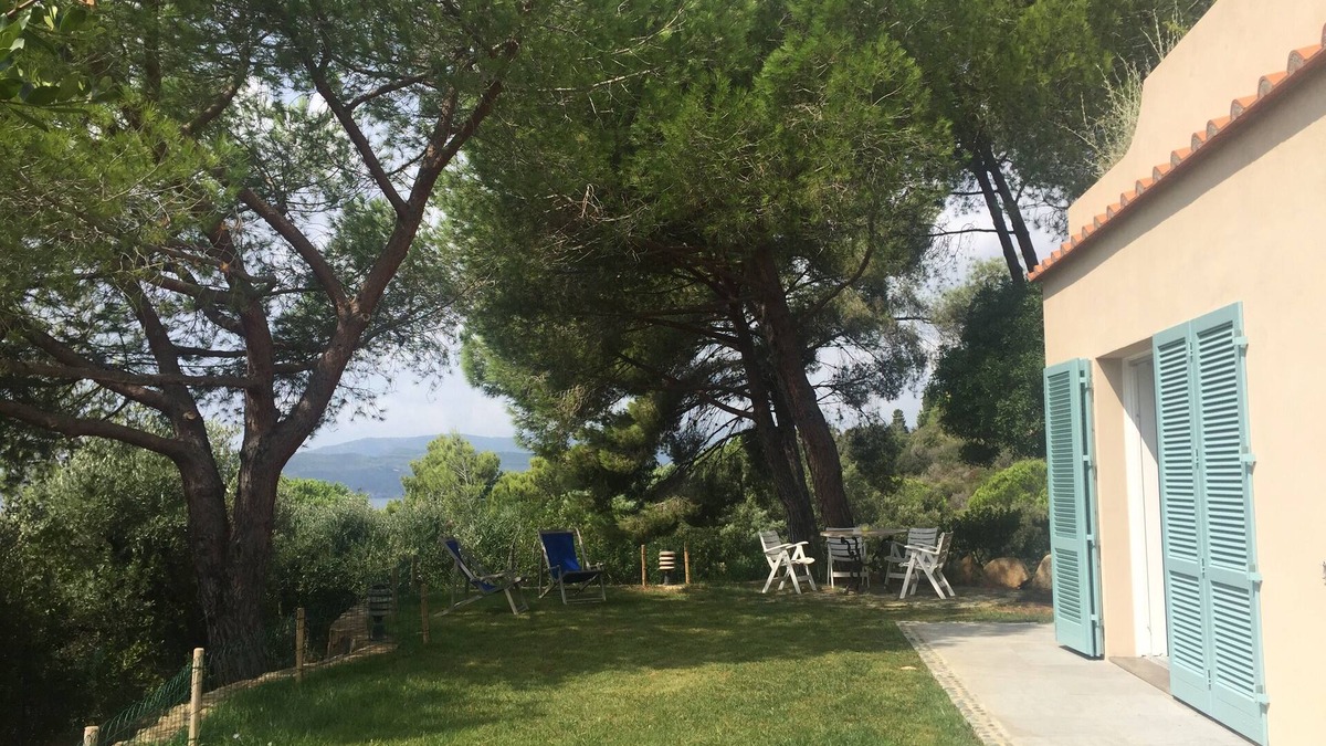 Capoliveri House | Sea-view cottage a stone's throw from the beach near Capoliveri