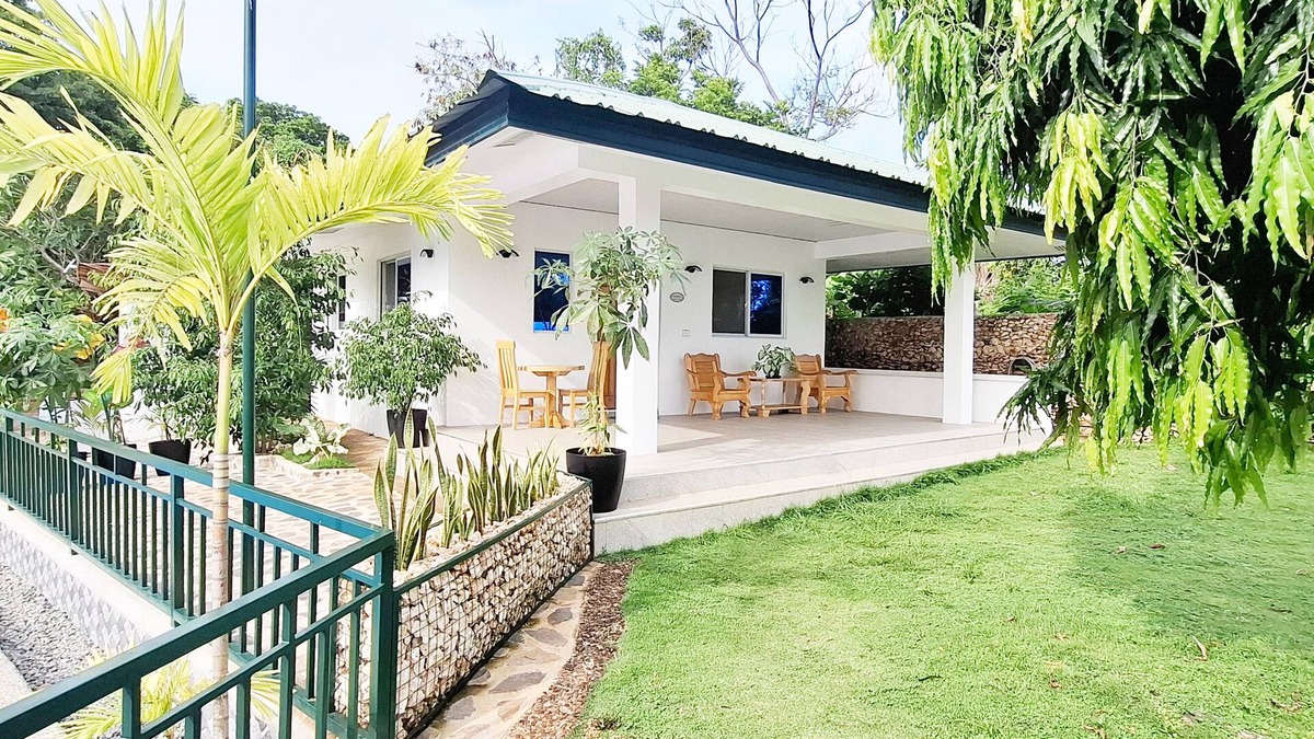 San Juan House | Sea View Deluxe Bungalow with WiFi and AC Within The Casa Feliz Ocean Resort