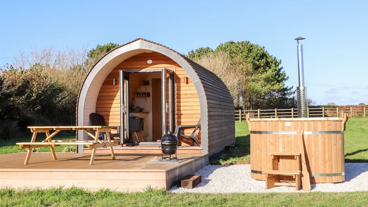 St. Buryan Cottage | SEA VIEW, romantic, with hot tub in St Buryan