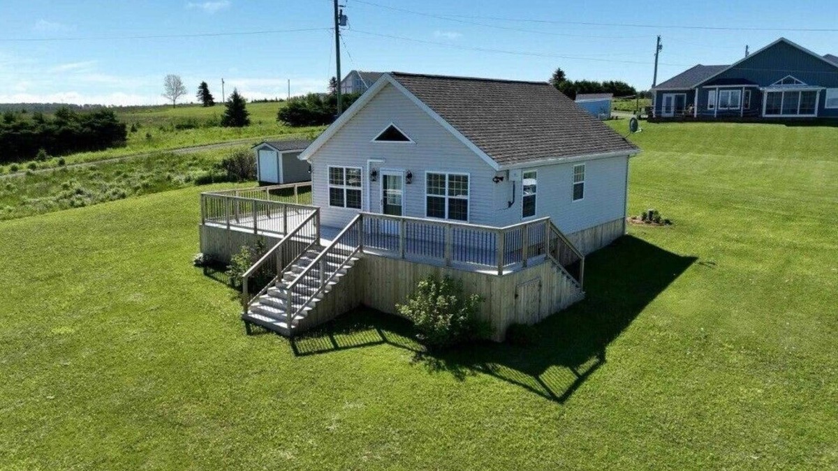 Clinton Cottage | Sea View Stay & Play! Close to golf, beaches, waterfront and more!