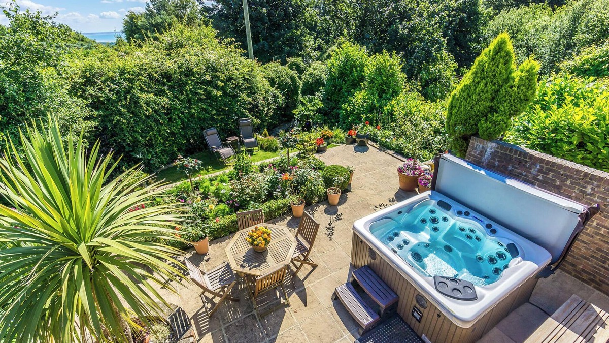 Hastings Apartment | Sea View Studio Flat with heated indoor pool & spa, countryside location