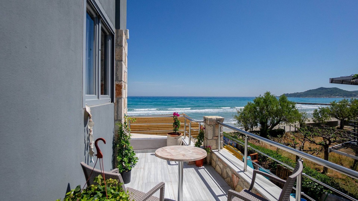 Alykes Apartment | Sea View Suite - Golden Dolphin Studios